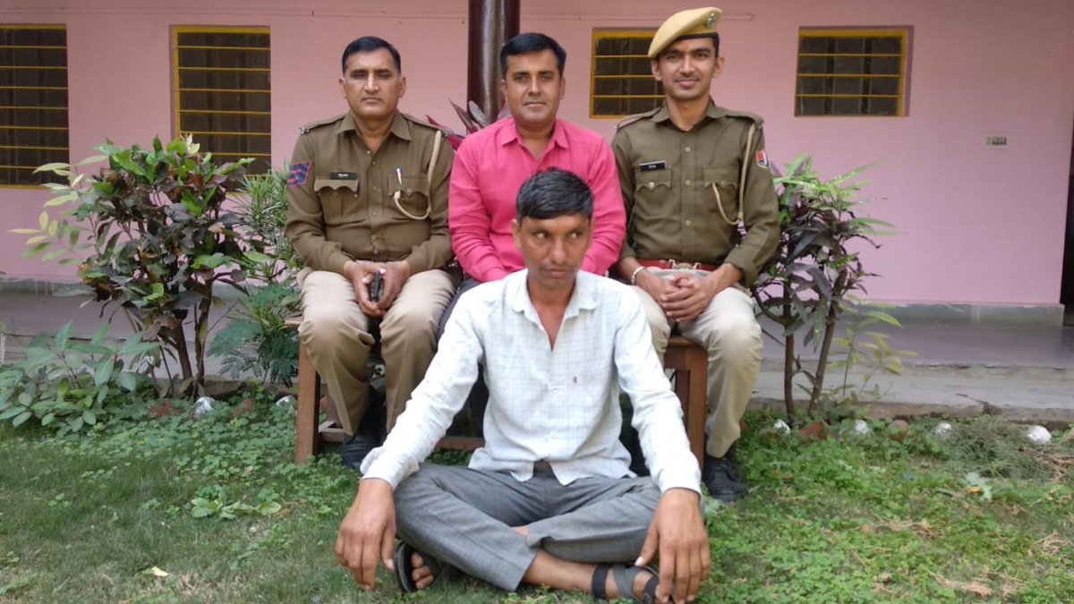 zeerajasthan_'s tweet photo. #Jalore #Bhinmal : फिरौती की मांग कर अपहरण करने के मामले में डेढ़ साल से फरार आरोपी गिरफ्तार

भीनमाल पुलिस की ओर से फिरौती की मांग व अपहरण के मामले में दातिवास निवासी कमलेश कुमार को गिरफ्तार करने में कामयाबी हासिल की है 

#RajasthanWithZee #CrimeNews https://t.co/7FyIYrXI2q