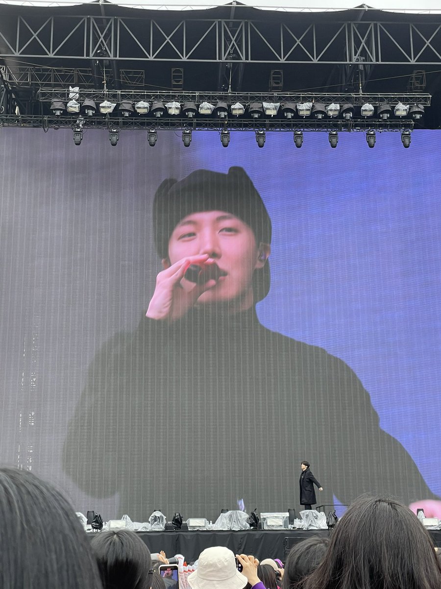 HOSEOK LOOOOOKS SO FINE AND CUTE