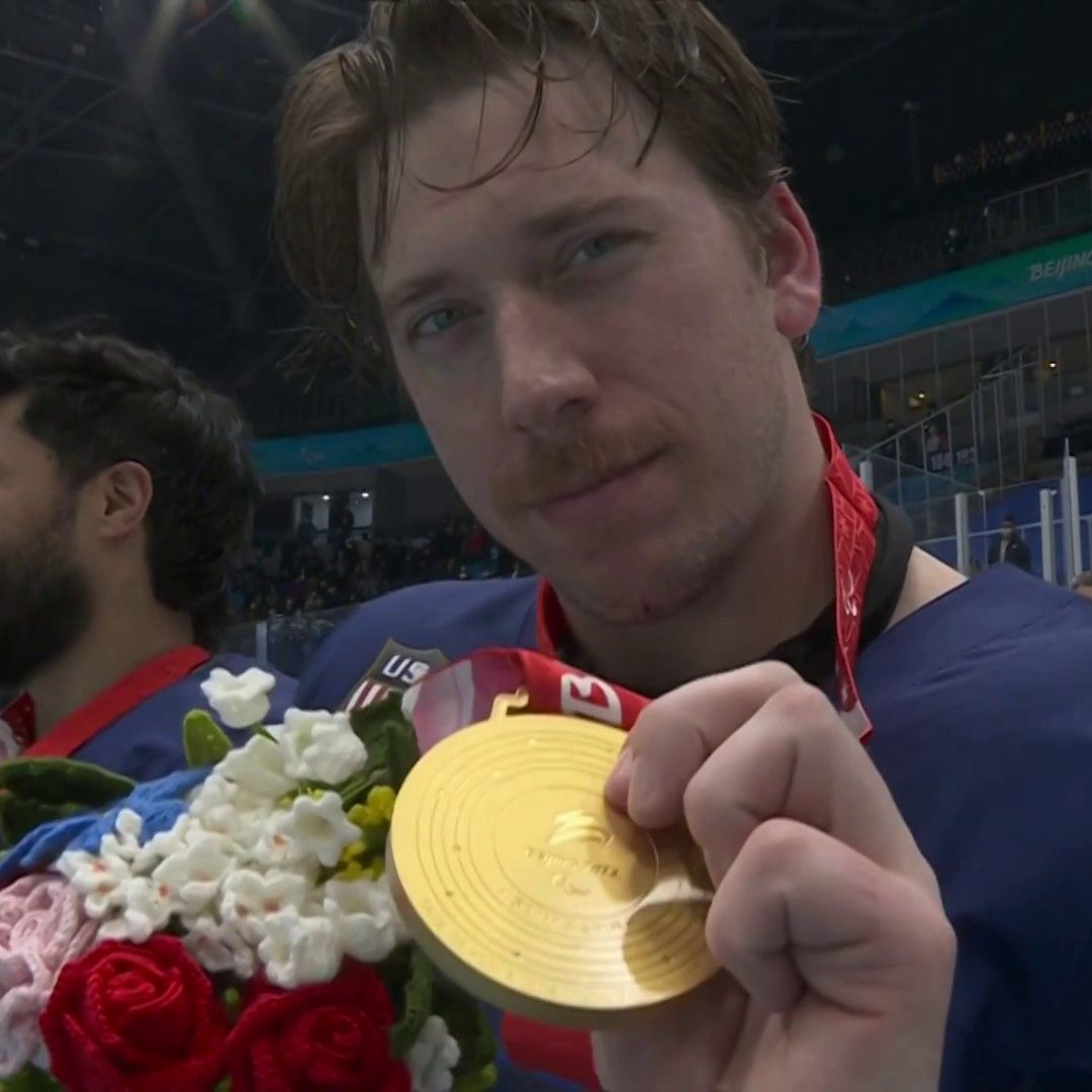 When you snag the sweetest souvenir. 🥇

@TeamUSA | #WinterParalympics