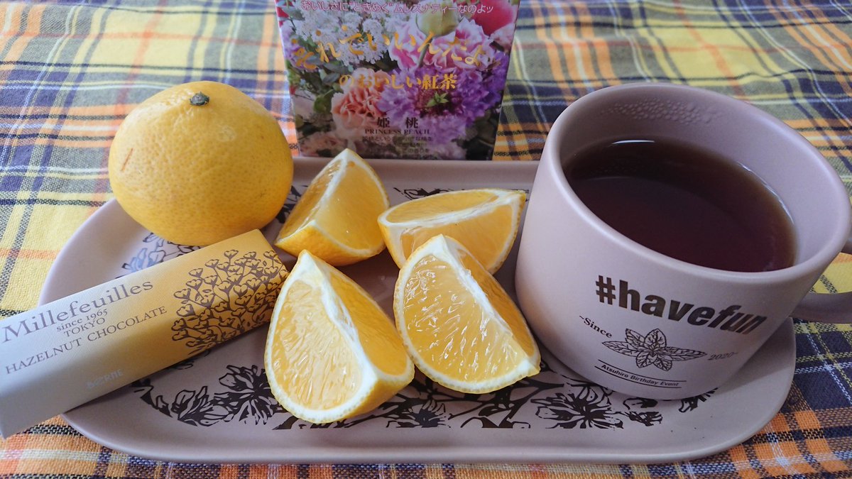 sakuaya6's tweet photo. 久しぶりの #havefuntime 
少し前に届いた湘南ゴールドと
頂いた桃の良い香りの紅茶☕とお菓子(*˘︶˘人)♡*｡+ｼｱﾜｾ
アツヒロくんを想いながら💛
湘南ゴールドは程よい酸味と優しい甘さでメチャメチャ美味しい
果汁も沢山で最高です💛
#君を想いながら
#佐藤アツヒロ
#至福の一時
#湘南ゴールド https://t.co/7S6E37O4xt