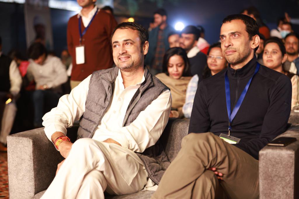 sitaramlamba's tweet photo. काँच के टुकड़ों को तराश कर अनमोल हीरा बनाने वाले @IYC के प्रभारी और मार्गदर्शक बड़े भाई आदरणीय @Allavaru जी को जन्मदिन की हार्दिक शुभकामनाएँ 🙏💐 https://t.co/4kBerWZZ2T