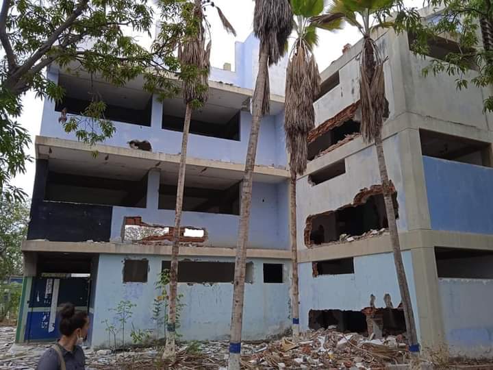 LuisaElenaNuez1's tweet photo. Las guerras lo que traen es miseria, unas son con misiles y balas por territorios e ideologías, otras son por ignorancia y saña por destruir lo logrado por gobiernos pasados. No es #Ucrania es la UDO, Núcleo Sucre, #Cumaná https://t.co/6NuhqgZw5V