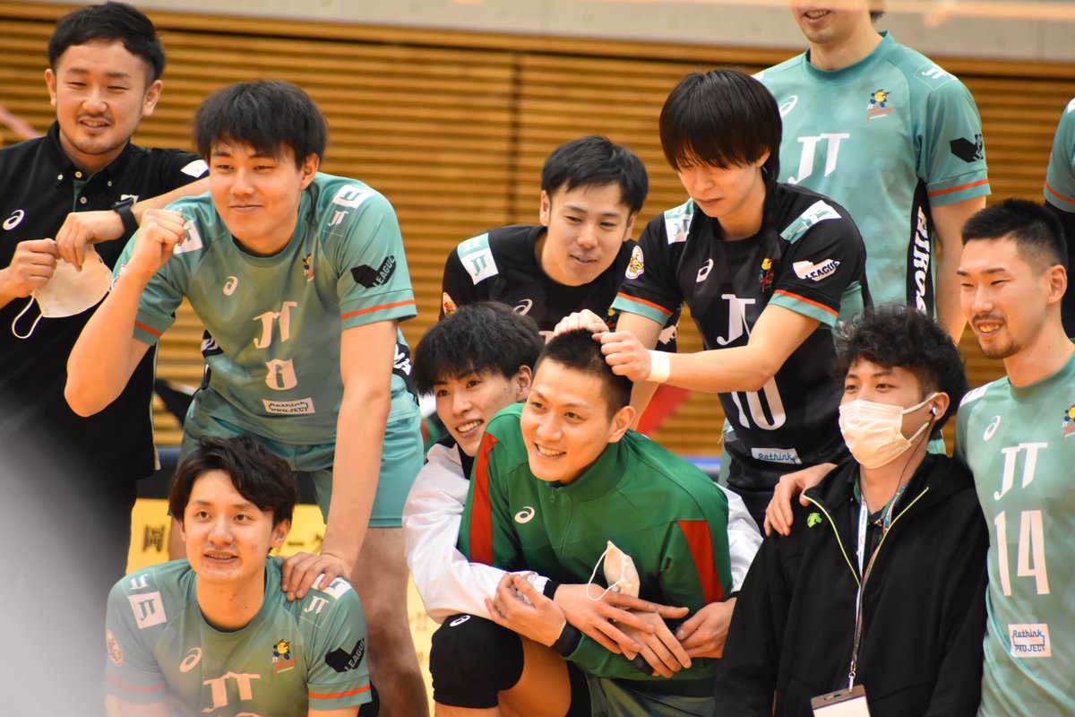 vb_ykh's tweet photo. どういう…😂

#JTサンダー��広島 #陳建禎 選手
#井上航 選手

. https://t.co/vnP1lB4gg1