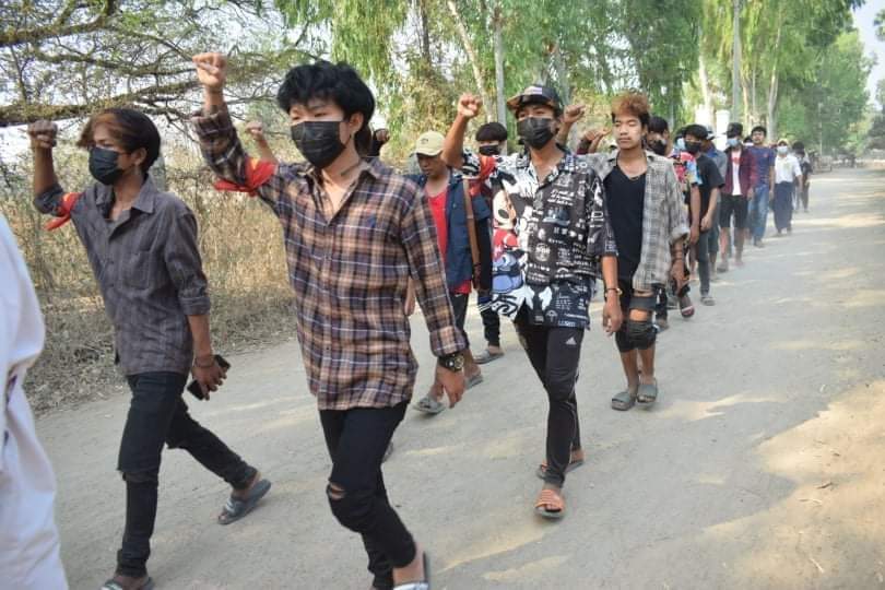 katycho22222's tweet photo. Anti-coup revolutionary coalition strike in the Vlgs from Sagaing's Yinmabin Dist as 368th day without a day off. 🪧  #2022Mar13Coup #HelpMyanmarIDPs #WhatsHappeningInMyanmar https://t.co/ARwmpPuYp8