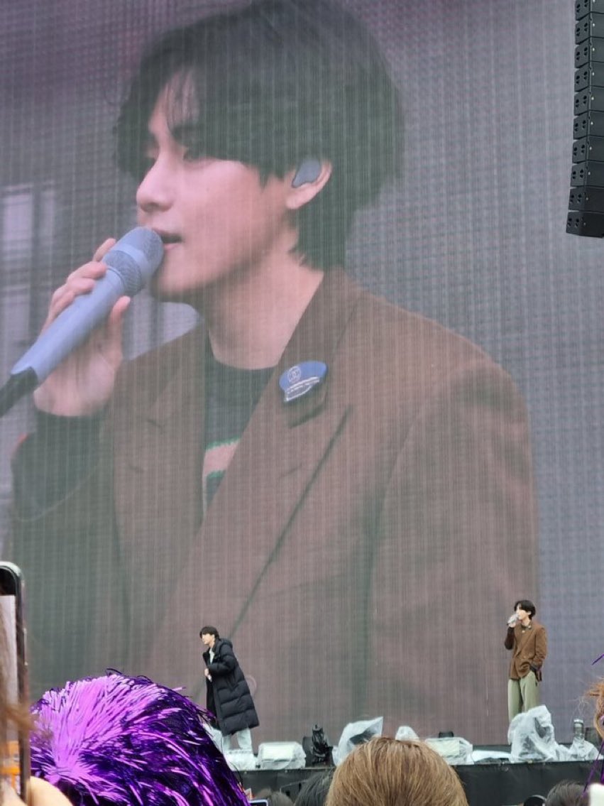 his hair is getting longgg orhdjs