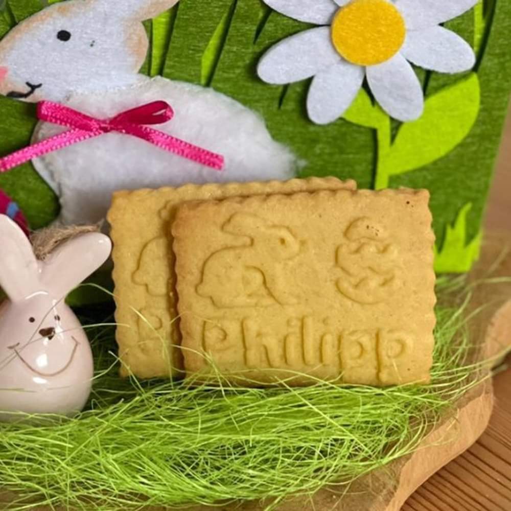 KeksKreator's tweet photo. Ihr wollt einen persönlichen Ostergruß versenden? Kein Problem! Kommt in unsere virtuelle #Backstube und gestaltet in wenigen Sekunden euren eigenen #osterkeks 
#Handwerk #Logokekse #SagsmitKeksen 
https://t.co/XQEvcu1SgW https://t.co/dxCLoMfci0