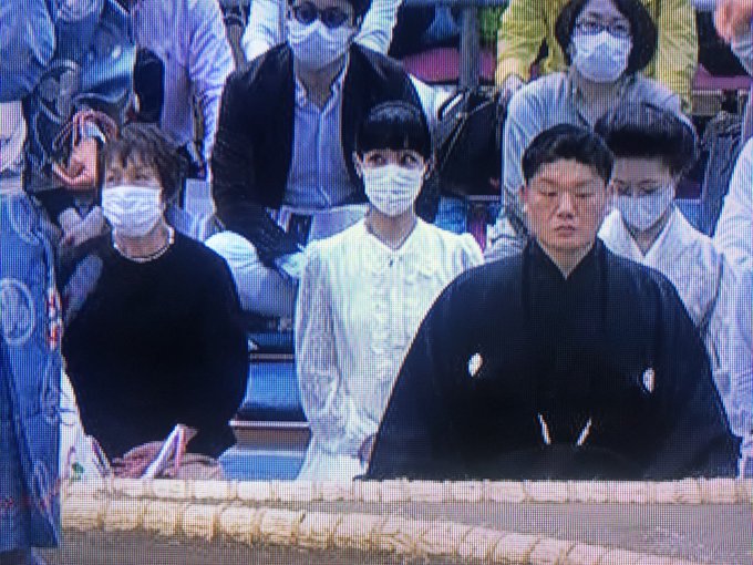 大相撲 砂かぶり席の女性は誰 毎日溜席に美女が座っていると話題に