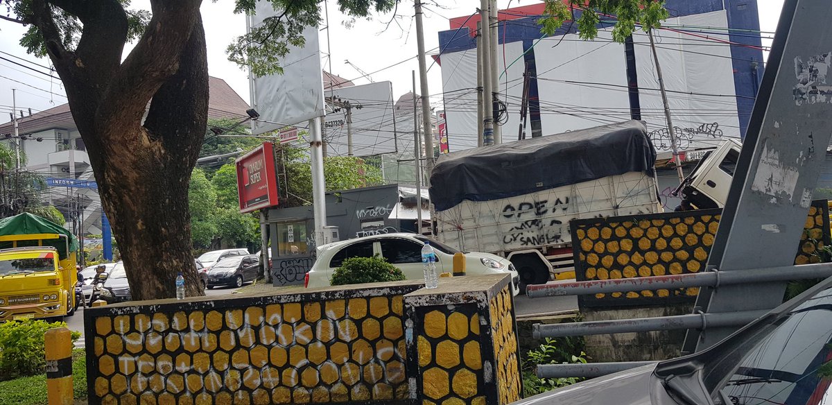 cak_sugenk's tweet photo. Info lalu lintas : Truk mogok di jembatan Suhat dari arah MT Hariono ke Poltek, sudah ada petugas yang mengatur lalu lintas. Tumpukan kendaraan ke arah Suhat tidak terhindarkan  @infomalang https://t.co/ag8Hb0dAau