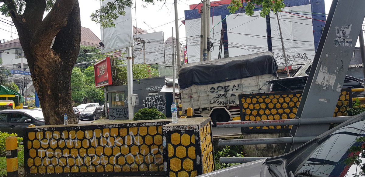 cak_sugenk's tweet photo. Info lalu lintas : Truk mogok di jembatan Suhat dari arah MT Hariono ke Poltek, sudah ada petugas yang mengatur lalu lintas. Tumpukan kendaraan ke arah Suhat tidak terhindarkan  @infomalang https://t.co/ag8Hb0dAau