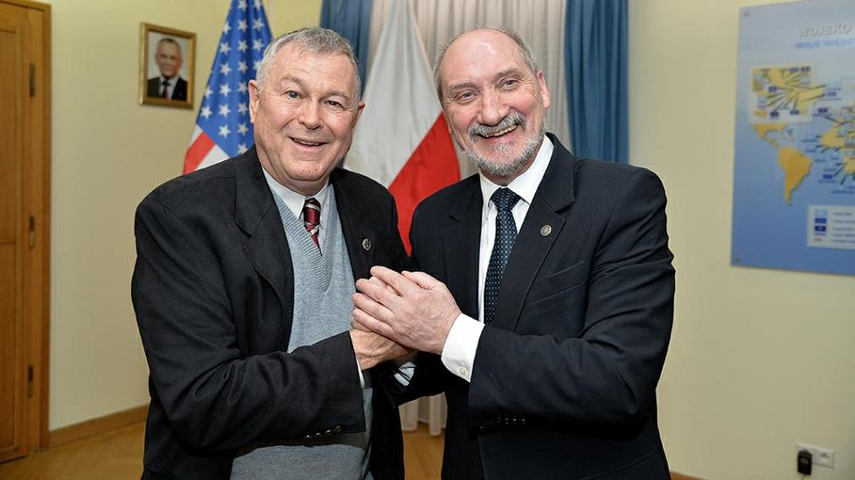 Ostatnim człowiekiem Putina, którego do prezesa Kaczyńskiego ściągnął Macierewicz (szef MON!) był Dana Rohrabacher. Wbrew ostrzeżeniu ambasady RP w Waszyngtonie! Rohrabacher do lidera PiS przyjechał prosto z Moskwy. FBI wykazało, że współpracował z agentką Butiną, skazaną w USA.