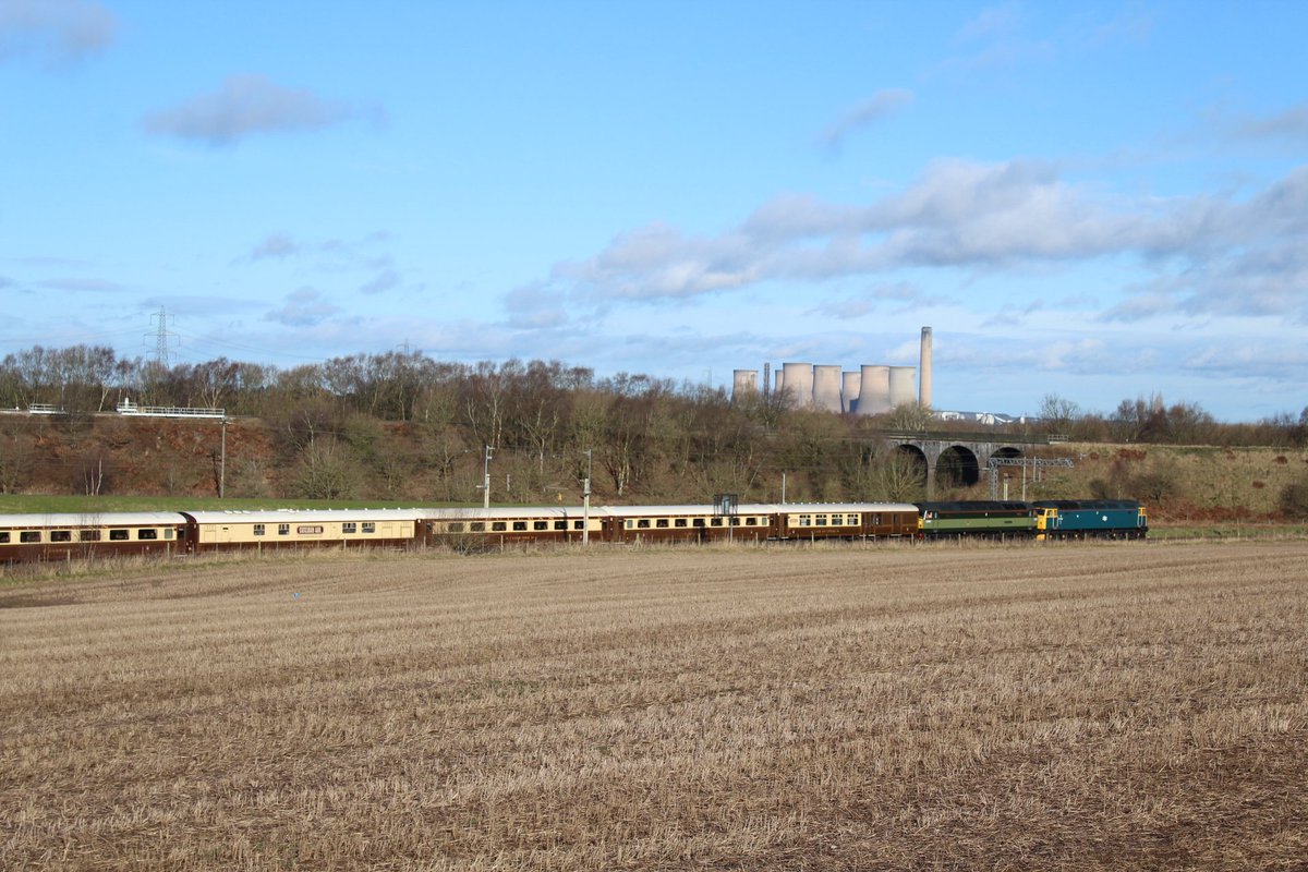 A busy hour yesterday morning on the WCML near Runcorn East. Several charters and freights.