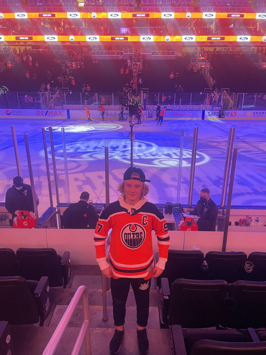 lamy_16's tweet photo. Got to go the Oilers game with this kid and he got to meet Louie !! Thank you @LouDeBrusk https://t.co/DYQuAbbLZR