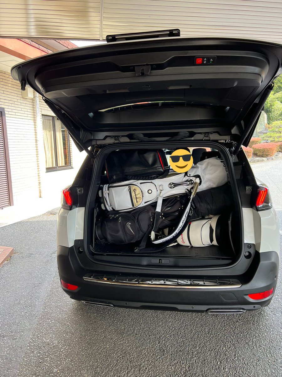 今日は5008購入後初めて3人乗りでゴルフ⛳️に！ キャディバック3つ横