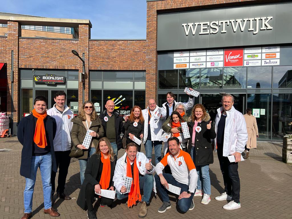 bzwart's tweet photo. Lekker flyeren en mooie winkelcentra in #Amstelveen bezoeken met @RealFredTeeven. Leuke gesprekken over lokale, landelijke en internationale politiek. Obv mijn peiling krijgen we hoge opkomst én blijft @VVDAmstelveen grootste #GaStemmen #GR2022 #StemBas🔟 #MaakHokjeRoodBijZwart https://t.co/yMzRx9C4Dg