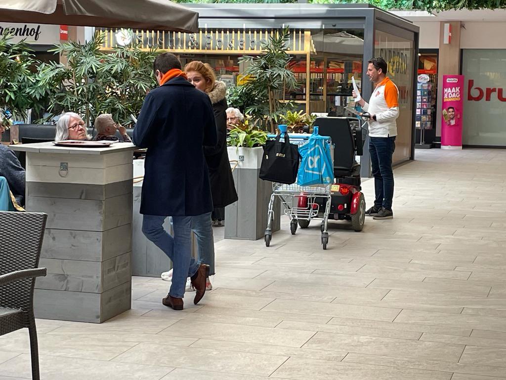 bzwart's tweet photo. Lekker flyeren en mooie winkelcentra in #Amstelveen bezoeken met @RealFredTeeven. Leuke gesprekken over lokale, landelijke en internationale politiek. Obv mijn peiling krijgen we hoge opkomst én blijft @VVDAmstelveen grootste #GaStemmen #GR2022 #StemBas🔟 #MaakHokjeRoodBijZwart https://t.co/yMzRx9C4Dg
