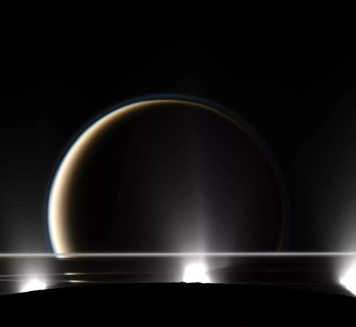 EricLagadec's tweet photo. L'image du jour pourrait être tirée d'un film de science-fiction. En avant plan, trois geysers sur Encelade, satellite de Saturne. La sonde Cassini s'approchant du pôle sud de cette lune commence alors à apercevoir les anneaux de Saturne, et Titan, son plus grand satellite. https://t.co/SzKnTmMuDS