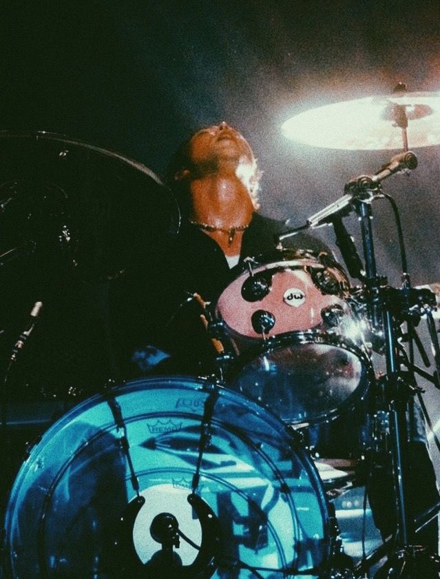 PlaceInMeg's tweet photo. Ashton Irwin, everyone. https://t.co/ddorivVtnc