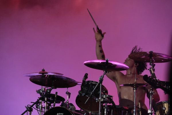 PlaceInMeg's tweet photo. Ashton Irwin, everyone. https://t.co/ddorivVtnc