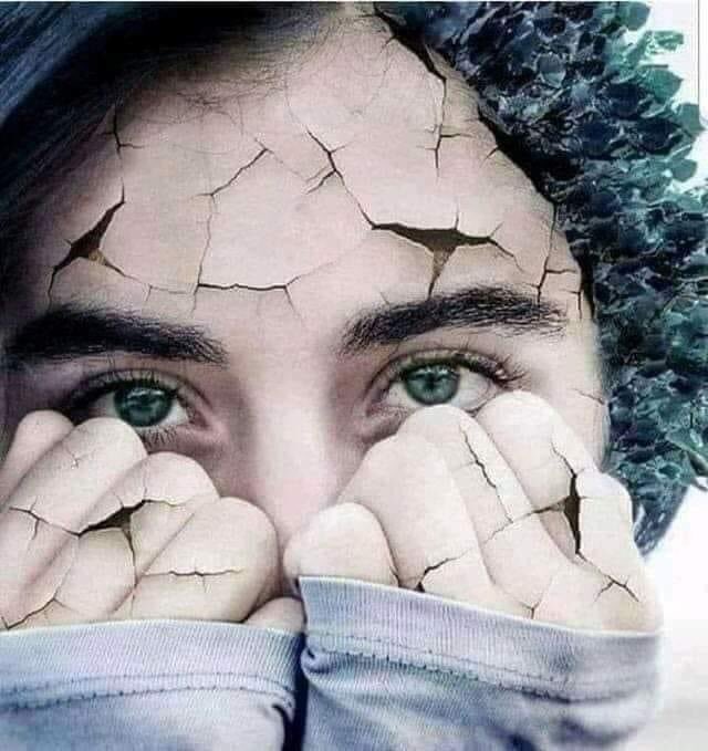 ماذا ألمَّ بك؟
ألمٌ
وكيف حالك؟
حالِك
وقلبك؟
متقلب يسأل الله الاستقامة
وروحك ؟
راحت عني
والوعد ؟
قُطع
والشغف ؟
سرابٌ كان
وعقلك ؟
تائه
فما الأمر؟
مُر
فكيف تعيش؟
بصبر وقوة
وكيف لتصبر؟
بقوله تعالى:"أليس الله بكاف عبده"
وكيف كفاك؟
كف عني الأذى وجبر كسوري
أيجبر؟
يجبر كأن الكسور لم تكن.