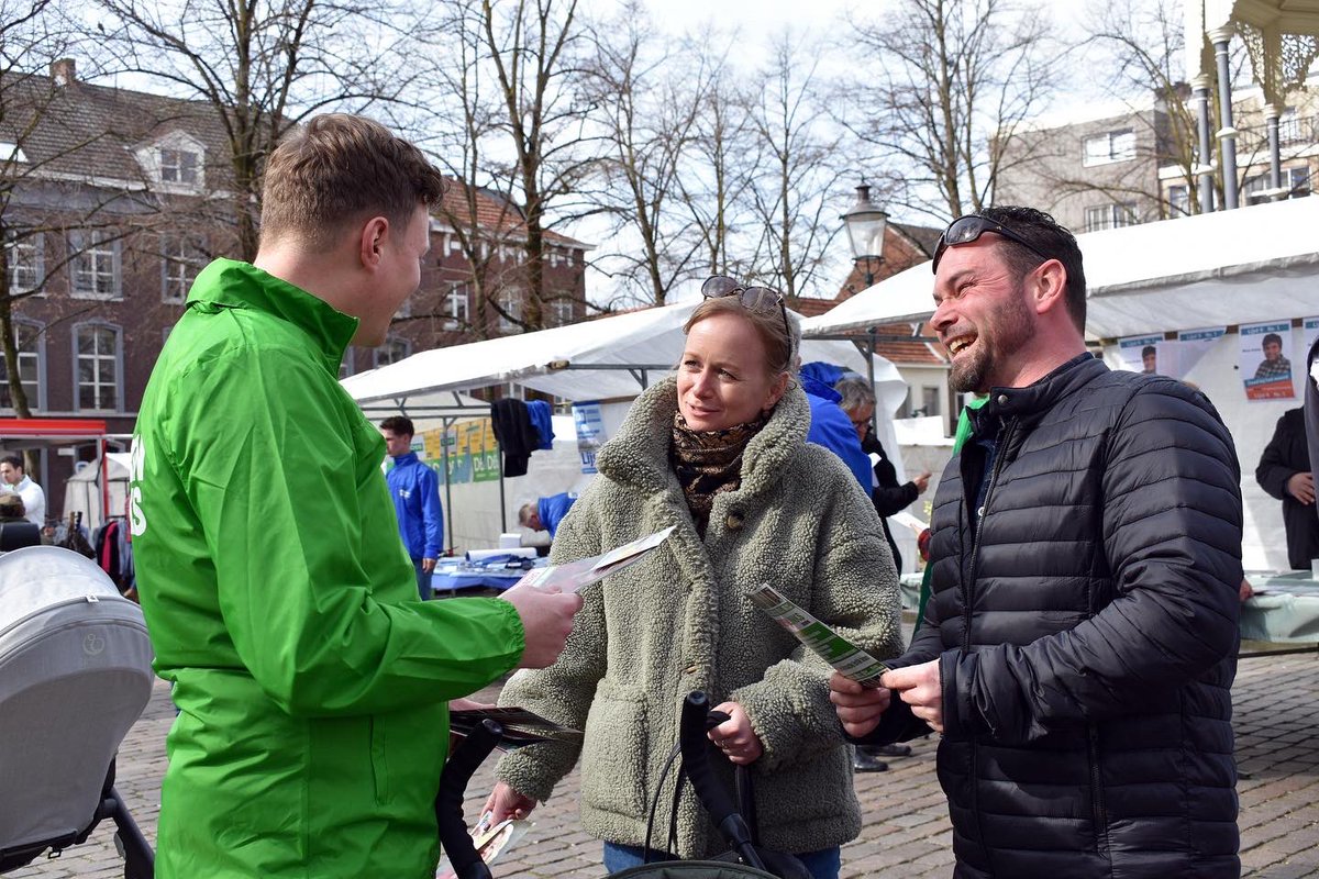 GLRoermond's tweet photo. Gisteren hebben we de hele dag campagne gevoerd op het #munsterplein. Vooraf deed @msmitsmans mee aan het lijsttrekkersdebat!
❤️💚
📸@johandewal https://t.co/7FdP3RFLAM