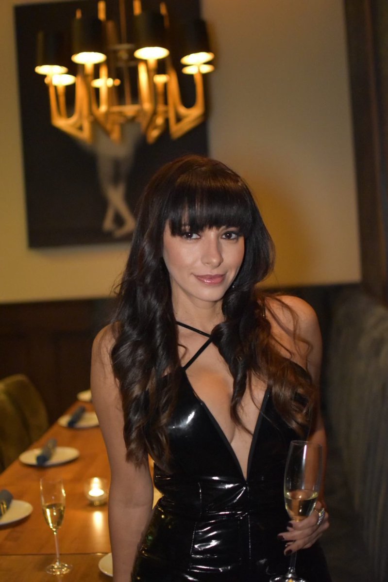 Always celebrate in style with Veuve Du Vernay #ViveLaVie birthdays are just better with Champagne 🍾 🥂 Happy Birthday <a href="/AtheyDe/">Carolina De Athey</a> 🥂