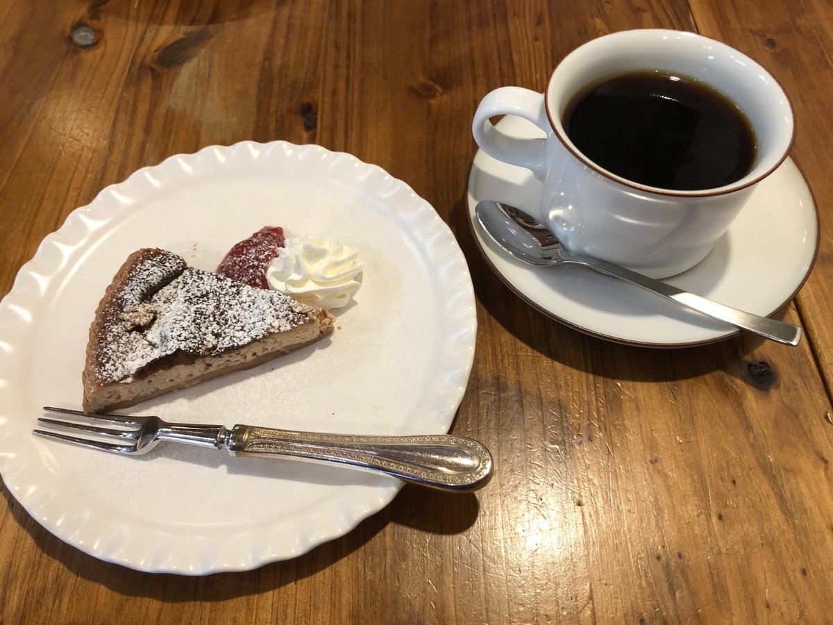今日のティータイムは、たたらば珈琲さんの神戸クラシックブレンドとイチゴ🍓のチーズケーキです♬珈琲発祥の地、神戸で愛された昔懐かしいストロングタイプの珈琲。力強いどっしりとしたボディと深みのある味わいでミルクや砂糖にも負けない苦味とコクが特徴です😃美味しかった♪ 
