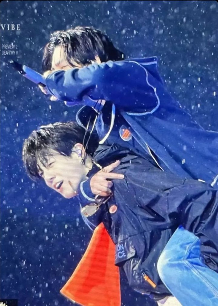 Türkiye de yağmur yağıuor diye konseri iptal ederler bts yağmur yağdığında daha da eğleniyorlar 😂
Çook tatlılar