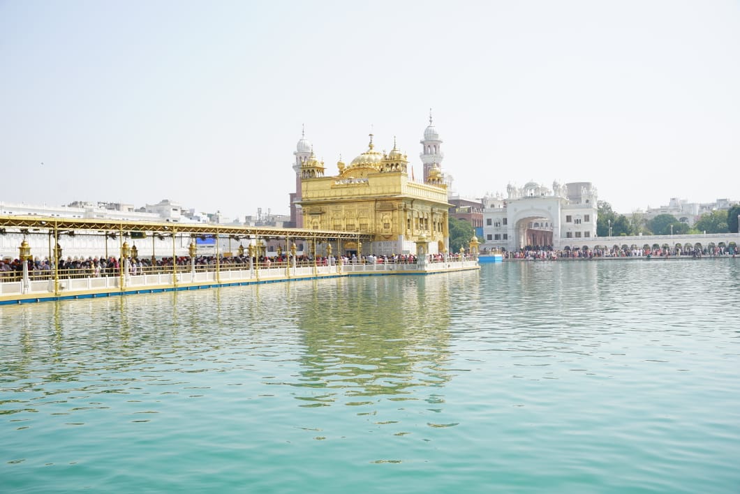 BhagwantMann's tweet photo. ਸ੍ਰੀ ਹਰਿਮੰਦਰ ਸਾਹਿਬ ਵਿਖੇ ਨਤਮਸਤਕ ਹੋਏ...ਪੰਜਾਬੀਆਂ ਵੱਲੋਂ ਦਿੱਤੀ ਗਈ ਵੱਡੀ ਜ਼ਿੰਮੇਵਾਰੀ ਨੂੰ ਤਨਦੇਹੀ ਨਾਲ ਨਿਭਾਉਣ ਲਈ ਅਰਦਾਸ ਕੀਤੀ...ਪਰਮਾਤਮਾ ਸਮੱਤ ਅਤੇ ਬਲ ਬਖ਼ਸ਼ਿਸ਼ ਕਰਨ...ਪੰਜਾਬ ਨੂੰ ਹਮੇਸ਼ਾ ਚੜ੍ਹਦੀ ਕਲਾ ਵਿੱਚ ਰੱਖਣ... https://t.co/YFxM2RrreI