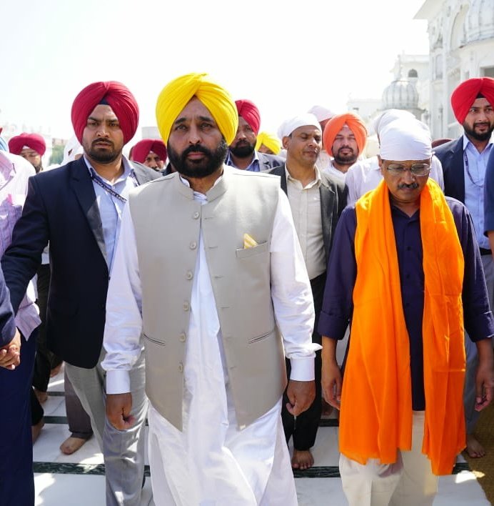 BhagwantMann's tweet photo. ਸ੍ਰੀ ਹਰਿਮੰਦਰ ਸਾਹਿਬ ਵਿਖੇ ਨਤਮਸਤਕ ਹੋਏ...ਪੰਜਾਬੀਆਂ ਵੱਲੋਂ ਦਿੱਤੀ ਗਈ ਵੱਡੀ ਜ਼ਿੰਮੇਵਾਰੀ ਨੂੰ ਤਨਦੇਹੀ ਨਾਲ ਨਿਭਾਉਣ ਲਈ ਅਰਦਾਸ ਕੀਤੀ...ਪਰਮਾਤਮਾ ਸਮੱਤ ਅਤੇ ਬਲ ਬਖ਼ਸ਼ਿਸ਼ ਕਰਨ...ਪੰਜਾਬ ਨੂੰ ਹਮੇਸ਼ਾ ਚੜ੍ਹਦੀ ਕਲਾ ਵਿੱਚ ਰੱਖਣ... https://t.co/YFxM2RrreI