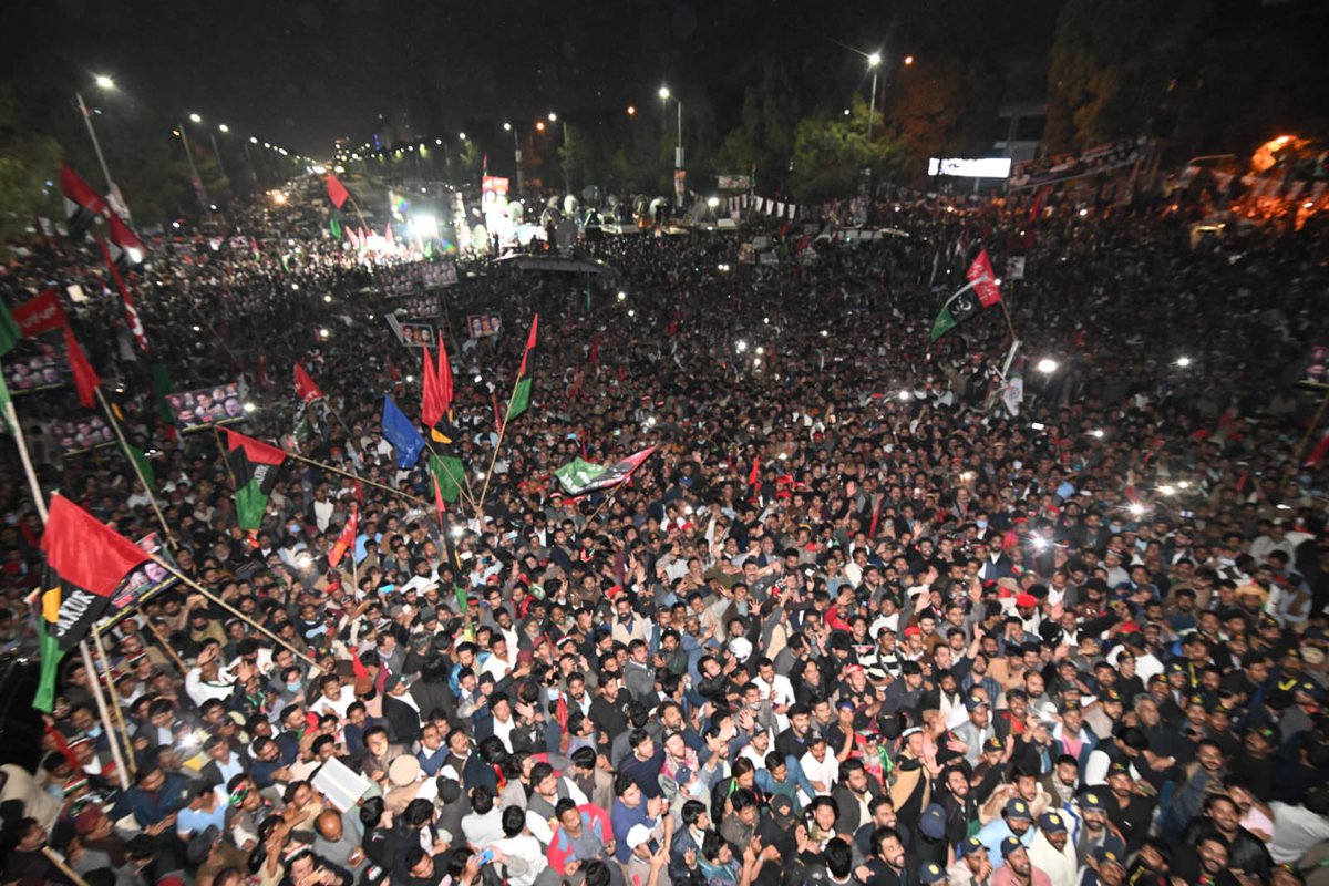 HinaMaharN's tweet image. How IK has assigned the task to his party to gather 10 lac ppl at D-chowk has proved #AwamiMarch was in MILLIONS. A dare, they can't gather 0.01% of this crowd, which has gotten on his nerves &amp;amp;mind. It goes w/o saying, he's been officially diagnosed w/ the @BBhuttoZardari phobia.