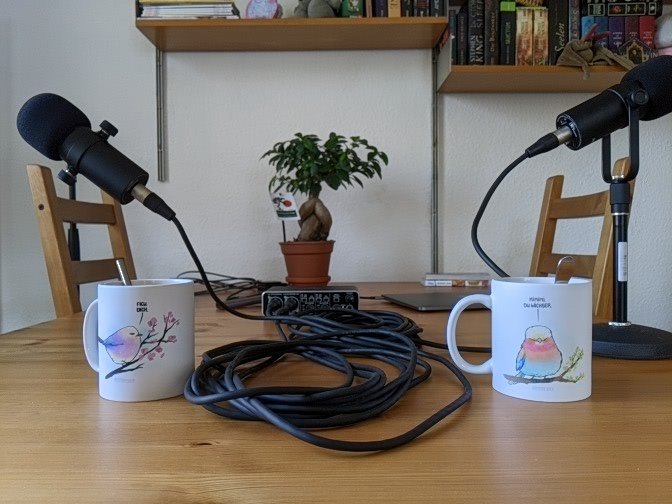 PopCafePodcast's tweet photo. Sonntagmorgen: Podcast aufnehmen mit den fabelhaften Bentebirdtassen @BenteliciousArt (#notsponsored). Folge kommt später heute - wir reden diesmal über den reichen, vigilante Flattermann in Neuauflage: #TheBatman #popcafepodcast https://t.co/VSCdUcaQeA