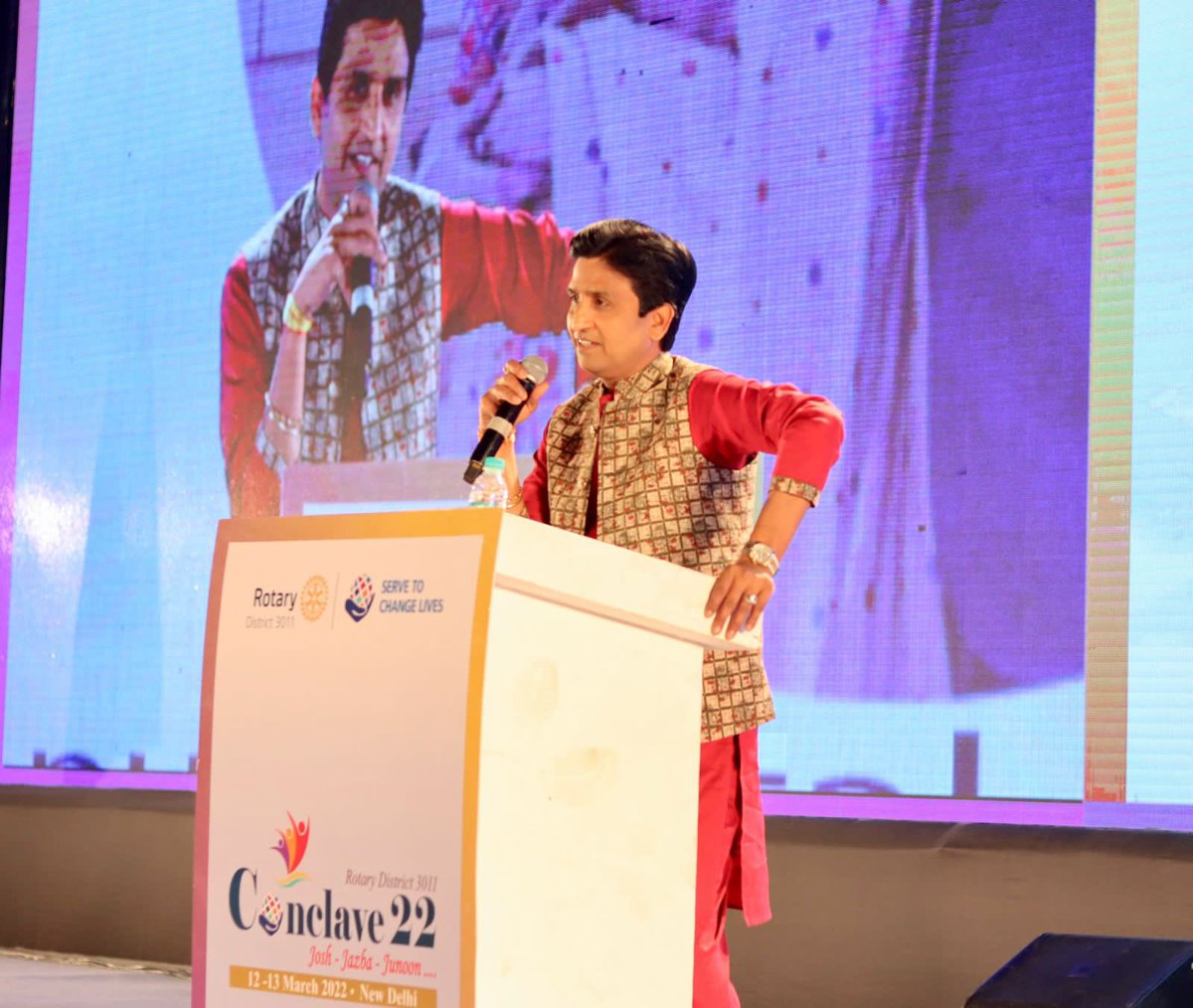DrKumarVishwas's tweet photo. त्यागराज स्टेडियम में आज दिल्ली और आसपास के रोटरी दोस्तों के साथ एक ऊर्जा भरी दोपहर बीती।सामाजिक उत्तरदायित्वों के प्रति सबकी जो भी ज़िम्मेदारी है उसे निभाने पर कविता और हास्य-व्यंग्य के साथ गपशप हुई।आनंद रहा ❤️🇮🇳👍
वेशभूषा- @studio_sleek https://t.co/E0s1WpM6WU
