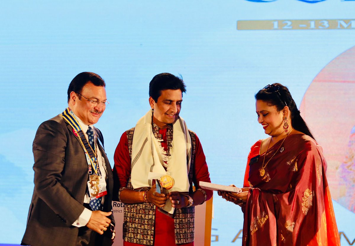 त्यागराज स्टेडियम में आज दिल्ली और आसपास के रोटरी दोस्तों के साथ एक ऊर्जा भरी दोपहर बीती।सामाजिक उत्तरदायित्वों के प्रति सबकी जो भी ज़िम्मेदारी है उसे निभाने पर कविता और हास्य-व्यंग्य के साथ गपशप हुई।आनंद रहा ❤️🇮🇳👍
वेशभूषा- <a href="/studio_sleek/">SleekStudioOfficial</a>