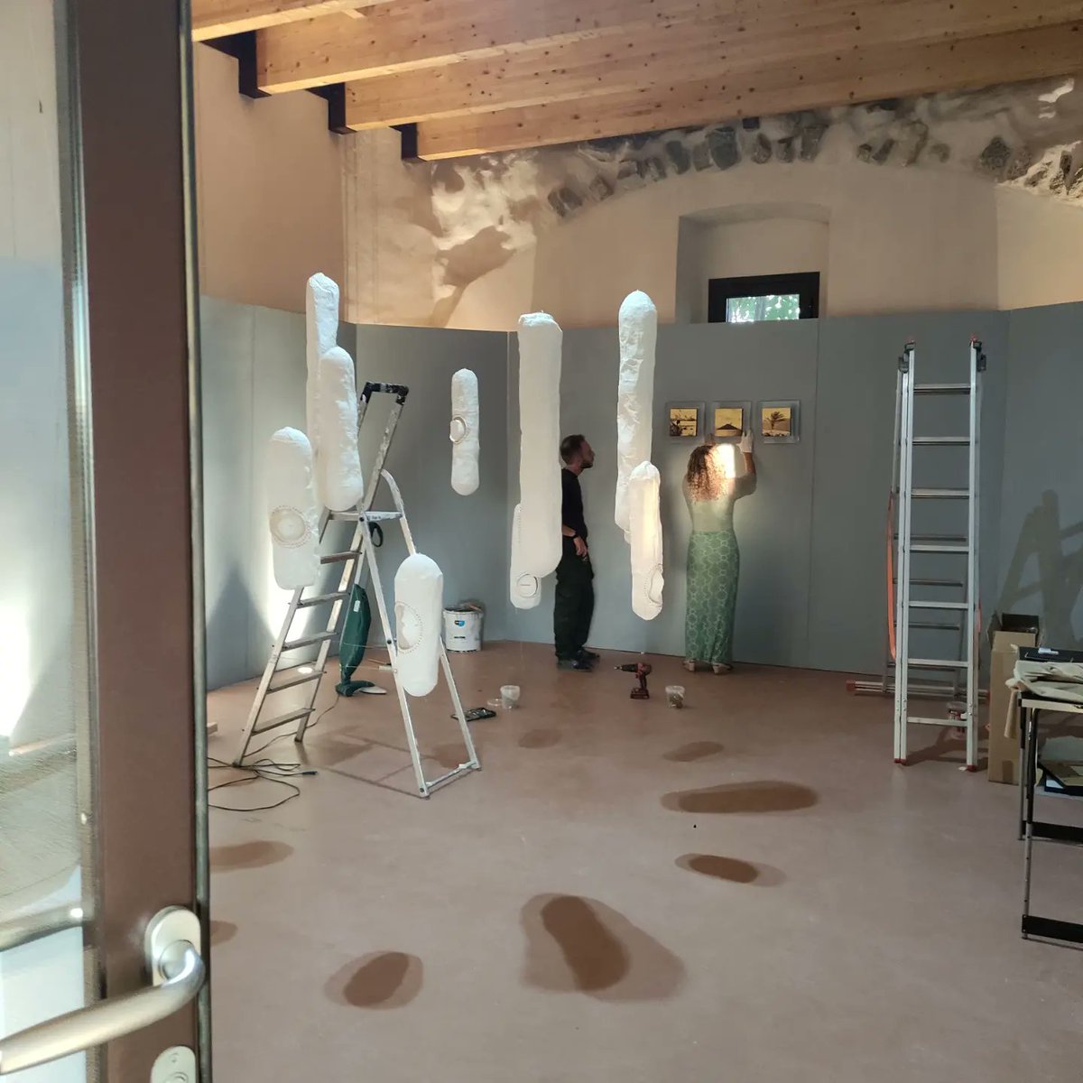 IlariaFalco5's tweet photo. Il mio lavoro alla mostra di arte contemporanea artkeys 2021, dal titolo #dimore, resta attuale più di sempre #iorestoacasa perché ne ho il diritto. #maipiúrifugiati
Su Instagram: ilaria_falco_art_craft https://t.co/DJTYDNISft