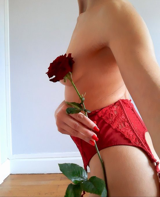 Bonjour mes Cherry's  J'ai post&eacute; un petite s&eacute;rie de photos avec comme th&egrave;me le rouge sur mon Mym 😘💋  https://t<a href="/tag/lingerie"class="tags"><span>#lingerie</span></a><a href="/tag/sexy"class="tags"><span>#sexy</span></a><a href="/tag/erotic"class="tags"><span>#erotic</span></a><a href="/tag/modelphoto"class="tags"><span>#modelphoto</span></a><a href="/tag/tara_cherry_x"class="tags"><span>#tara_cherry_x</span></a>