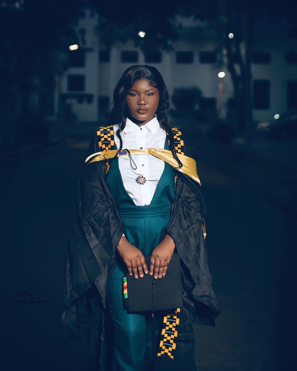 Dansoaa1's tweet photo. ✌🏿A degree hotter 👩🏾‍🎓❤️😌🔥🔥 https://t.co/1vr1og45aG
