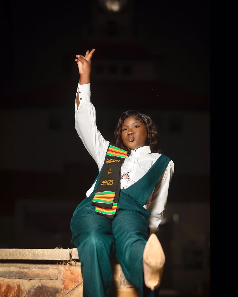 Dansoaa1's tweet photo. ✌🏿A degree hotter 👩🏾‍🎓❤️😌🔥🔥 https://t.co/1vr1og45aG