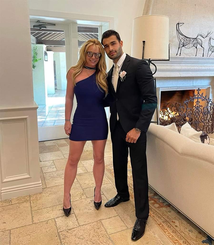 SpearsFanpage's tweet photo. Britney Spears and Sam asghari left this week and they were looking for a new home together. They were browsing the Drake's house in Hidden Hills worth 14.8 million.✨
: #BritneySpears https://t.co/JGUdRk9NRa