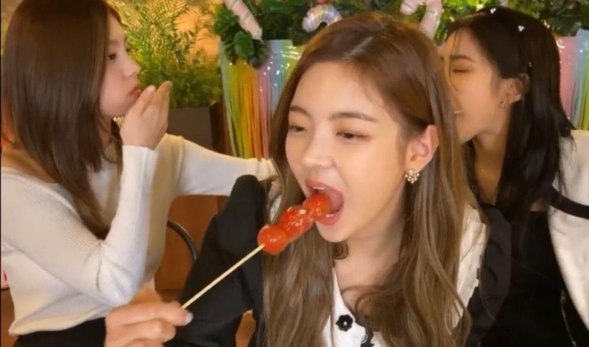 sh1ncha3's tweet photo. ryujin's fav hobby is to feed yeji the same food that shes eating :( my ryeji heart😩 https://t.co/o9hswrvfri