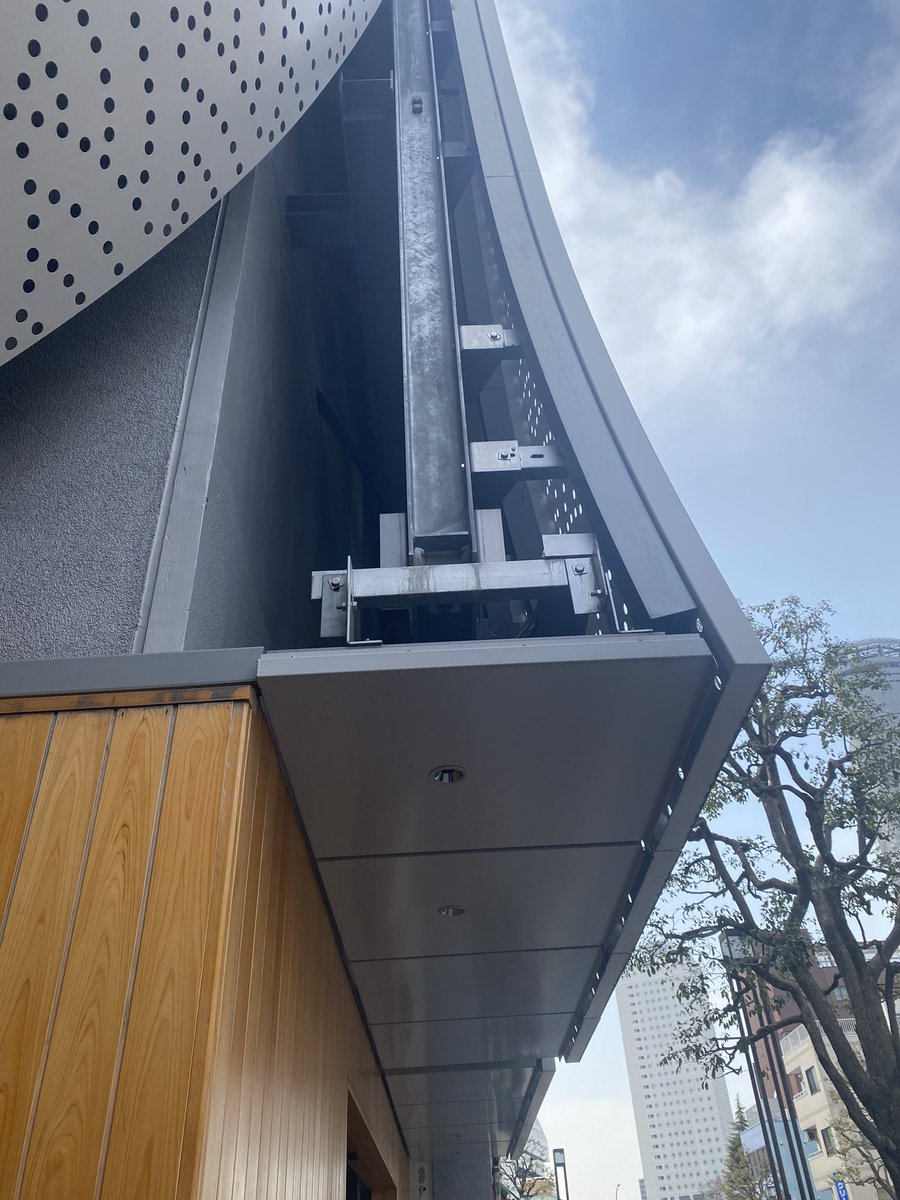 hatik5's tweet photo. 江戸遊
設計:久保都島建築設計事務所
江戸をテーマにした温泉施設。
江戸小紋柄のパ���チングメタルを暖簾に見立てた外観デザイン。 https://t.co/NCKlTPuxVL
