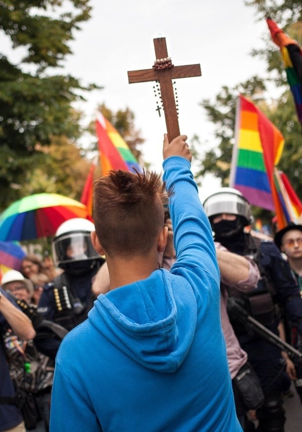 В Польше арестован 15 летний подросток, за то, что крестом пытался остановить гей парад