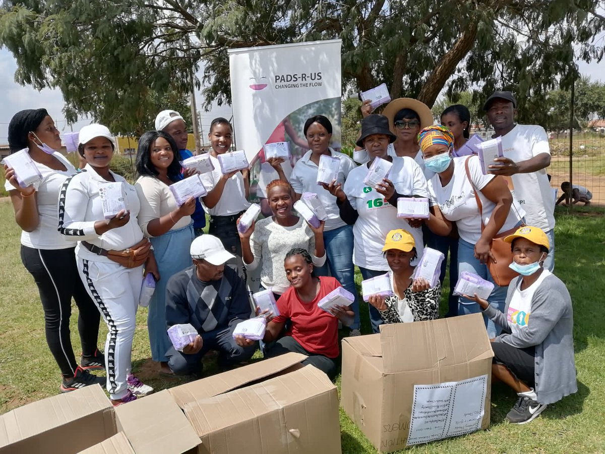 thandoooox5's tweet photo. Started my day yesterday at Orange Farm with @padsrus16 , we were invited by @NkhumisePride to give a Period Talk🩸 to women and girls in her community.

Men were ready to be better informed in order to be better dads and partners. Loved it.

#ChangingTheFlow
#EndPeriodPoverty
🤍 https://t.co/icfDKt6WVa