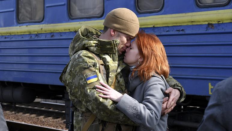 "Et brusquement il disparut"
COURTS-LETTRAGES - Femmes en guerre #2
Scènes d'adieu sur les quais quand les hommes reprennent le train pour défendre leur pays. Inspirée d'une photo de Natalia Liubchenkova, EuroNews
#Ukraine  #GuerreUkraine #guerrerussieukraine #KievUkraine