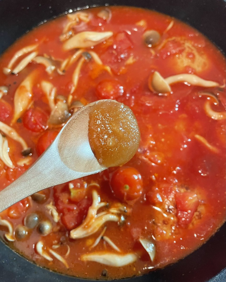 トマト缶、缶の半分のお水、コンソメ、ケチャップ、砂糖、はちみつを入れて
煮込みました🥫🍯🍅