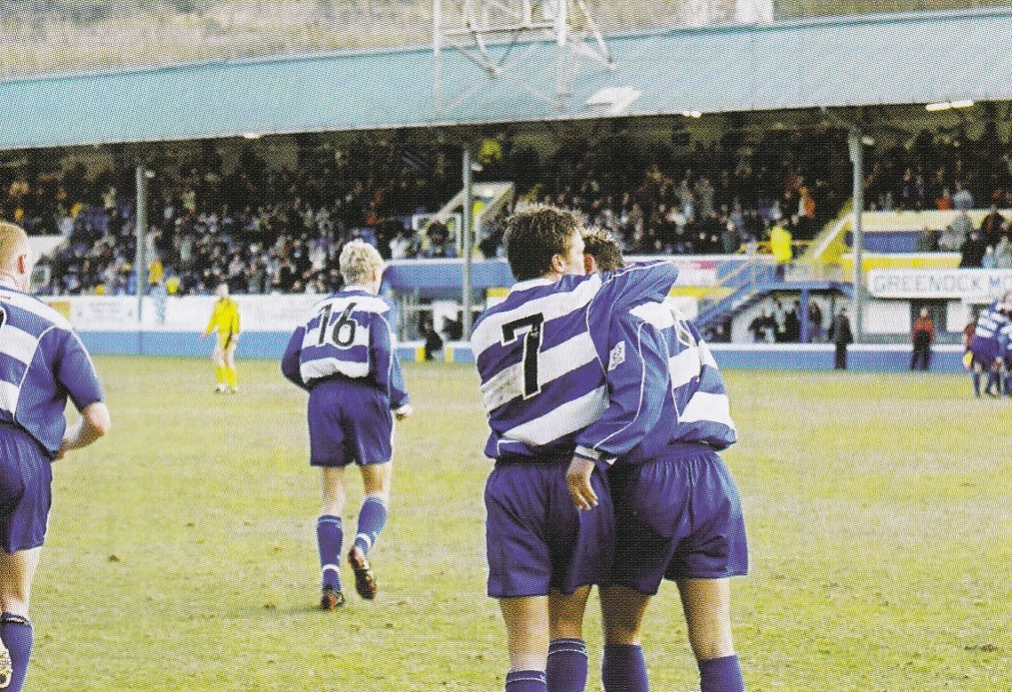 mooneyleon's tweet photo. #OTD 2004 - @Morton_FC 3-2 @Dumbartonfc 

Three more points thanks to a late winner from Alex Williams.

@Chrismcnulty75 @AnthoTon @RobbieH59359755 @MidgeyMillar @JtheMais @PhilCannie1 @SonsArchive https://t.co/XY7GJZrzHG