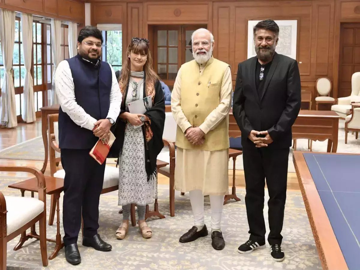 TimesNow's tweet photo. 'Boycott Kapil Sharma Show' trends on Twitter again after The Kashmir Files director Vivek Agnihotri meets PM Modi

#TheKashmirFiles #KapilSharmaShow #VivekAgnihotri 

Read More: https://t.co/WOzChkTe8C https://t.co/z1jwdcriAh