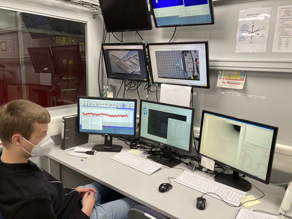 A successful beamtime comes to an end. Measuring the last sample 5 min before closing. 😬 Thanks for the photons <a href="/p021_desy/">P02.1 DESY</a> 🙏