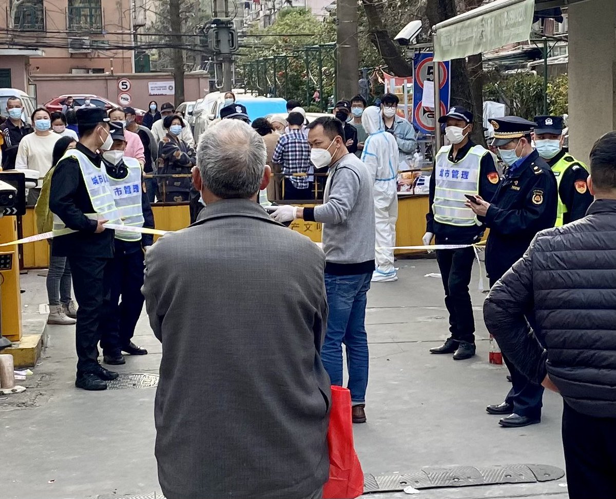 3,122 nouveaux cas #COVID19 en #Chine dimanche, du jamais vu depuis Wuhan. Fermeture des écoles, cinémas, musées etc. à #Shanghai où des mini-confinements se mettent en place (bureaux,résidences) si présence d'1 cas contact, a minima pour 48h.⤵️ici plus personne ne rentre ou sort