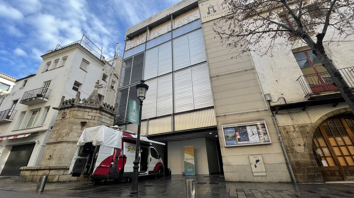 Blanes_cat's tweet photo. Avui a les 12 del migdia Lliurament dels 58ens Premis @recvll al @TEATRECBS @Blanes_cat amb entrada lliure i emès en directe pel Facebook i YouTube @Blanes_cat
#PremisRecvll
#cultura
#literatura
#Premis
#blanescostabrava https://t.co/RYEJkaRbJG