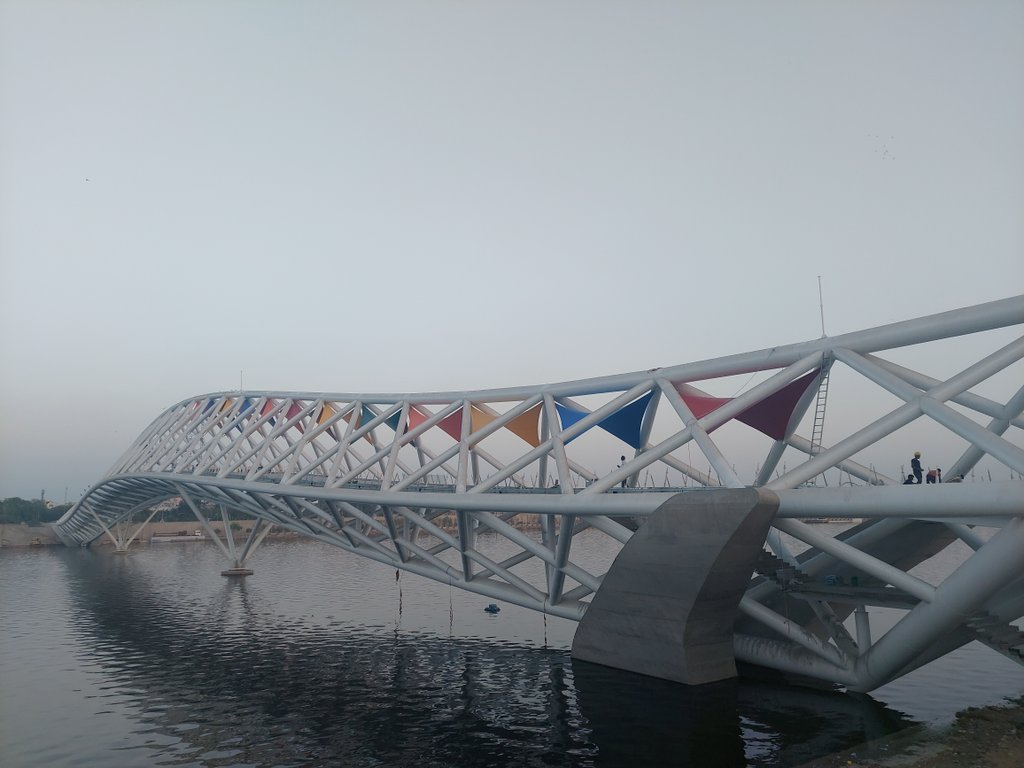 bhkarsh's tweet photo. Ahmedabad Riverfront foot bridge in final stage. 

@Sahilinfra2 @marinebharat @Ash18537355 @PowerTrain_YT @TheTransits @empakshaypatil @cbdhage @TOIAhmedabad https://t.co/ieb9dwZdj8